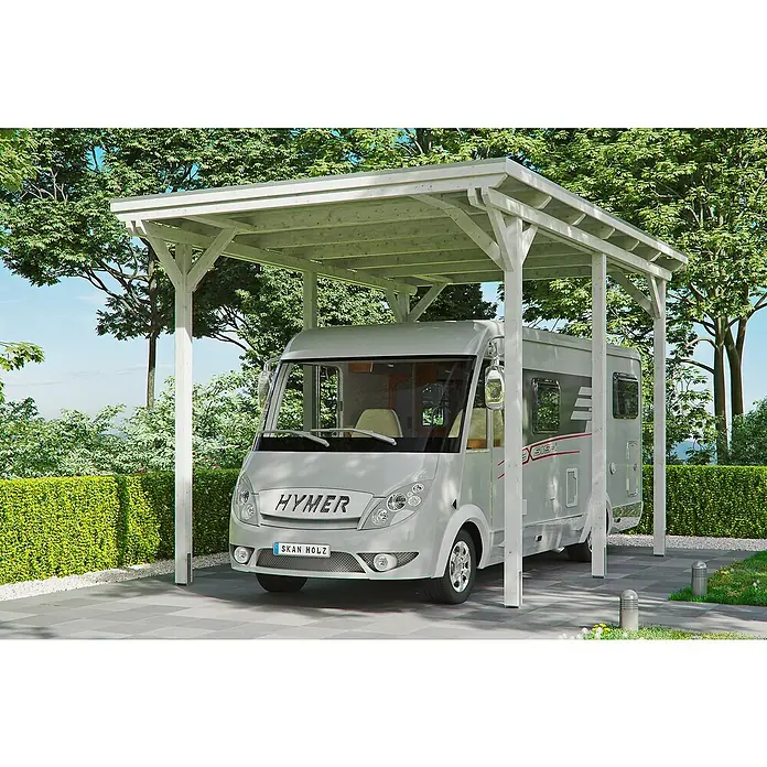 Skan Holz Carport EmslandAußenmaß inkl. Dachüberstand (B x T): 4,04 x 6,04 m, Einzelcarport, Carport geeignet für: Caravans, Weiß - Ein weißes Carport schützt ein helles Wohnmobil mit "HYMER"-Aufschrift vor den Elementen, umgeben von üppigem Grün und Bäumen.