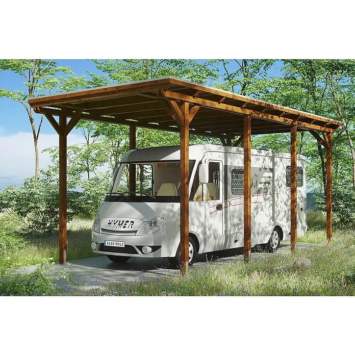 Skan Holz Carport EmslandAußenmaß inkl. Dachüberstand (B x T): 4,04 x 8,46 m, Einzelcarport, Carport geeignet für: Caravans, Nussbaum - Ein stilvoller, hölzerner Carport schützt ein modernes Wohnmobil vor den Elementen, eingebettet in eine grüne Landschaft.