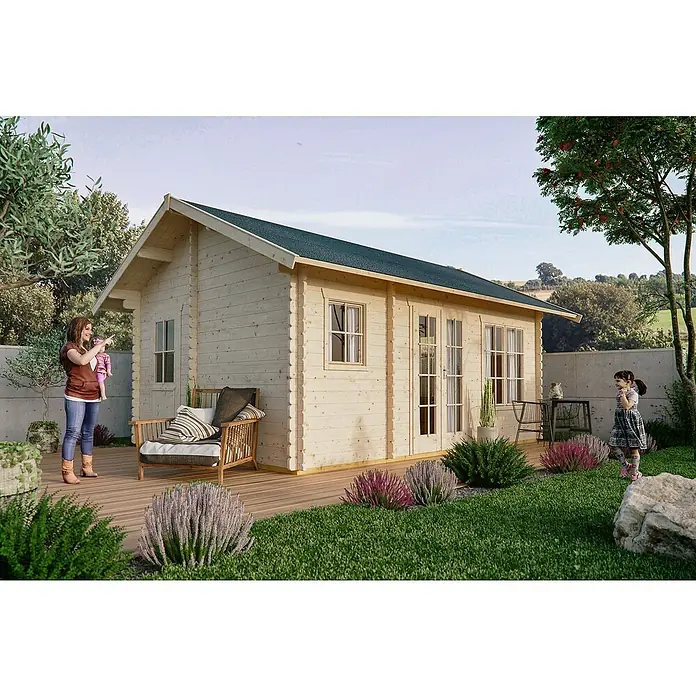 SKAN HOLZ Gartenhaus Esbjerg 1 - Außenmaß inkl. Dachüberstand (B x T): 480 x 620 cm, Holz, Natur - Außenaufnahme eines modernen Gartenhauses mit Holzfassade und dunklem Dach, umgeben von Grünflächen und Pflanzen.