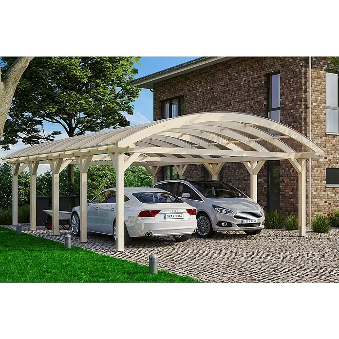 Skan Holz Carport FrankenAußenmaß inkl. Dachüberstand (B x T): 6,35 x 9,69 m, Doppelcarport, Natur - Ein Carport aus hellem Holz bietet Unterstand für zwei Autos vor einem Backsteinhaus. Der Carport schützt die Fahrzeuge vor Witterungseinflüssen.