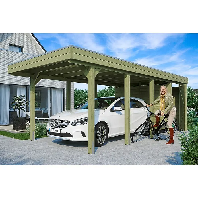SKAN HOLZ Carport Friesland - Außenmaß inkl. Dachüberstand (B x T): 3,14 x 7,08 m, Einzelcarport, Grün - Ein Carport aus Holz mit einem weißen Mercedes darunter und einer Frau mit einem Fahrrad. Das Carport bietet Schutz vor Wettereinflüssen.