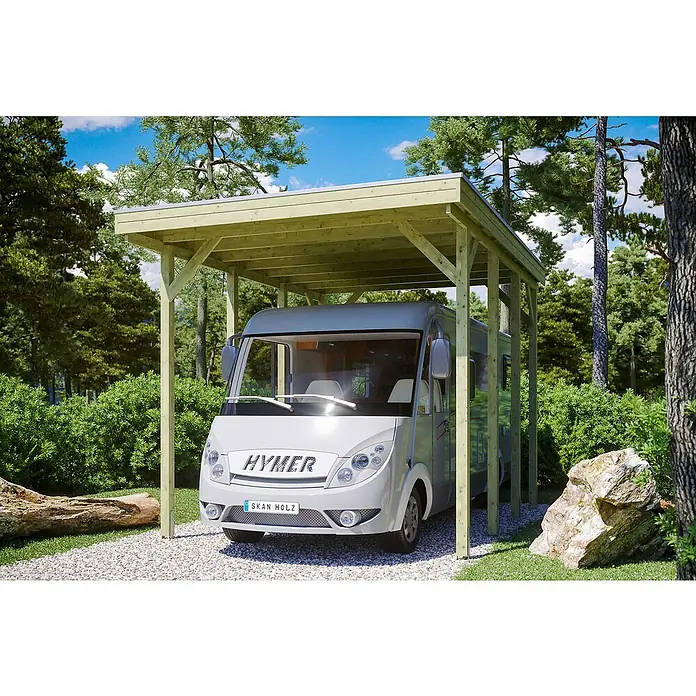 SKAN HOLZ Carport Friesland - Außenmaß inkl. Dachüberstand (B x T): 3,97 x 5,55 m, Einzelcarport, Grün, Carport geeignet für: Caravans - Ein Hymer Wohnmobil steht unter einem Carport aus hellem Holz, umgeben von Bäumen und Büschen.