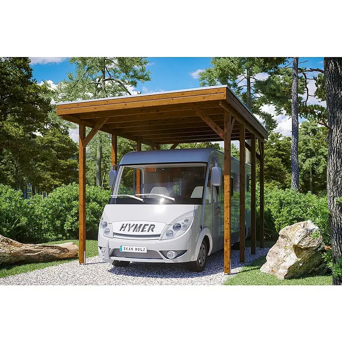 SKAN HOLZ Carport Friesland - Außenmaß inkl. Dachüberstand (B x T): 3,97 x 5,55 m, Einzelcarport, Nussbaum, Carport geeignet für: Caravans - Das Bild zeigt ein Carport aus Holz von SKAN HOLZ mit einem weißen HYMER Wohnmobil darunter, umgeben von Bäumen und Sträuchern.
