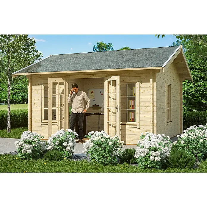 SKAN HOLZ Gartenhaus Lugano 1 - Außenmaß inkl. Dachüberstand (B x T): 500 x 380 cm, Holz, Natur, 2 Lagen Dachschaltung - Das charmante Gartenhaus mit grauer Dachpappe, ideal für Büro oder Hobby, bietet viel Platz und einladendes Ambiente, umgeben von blühenden Sträuchern.