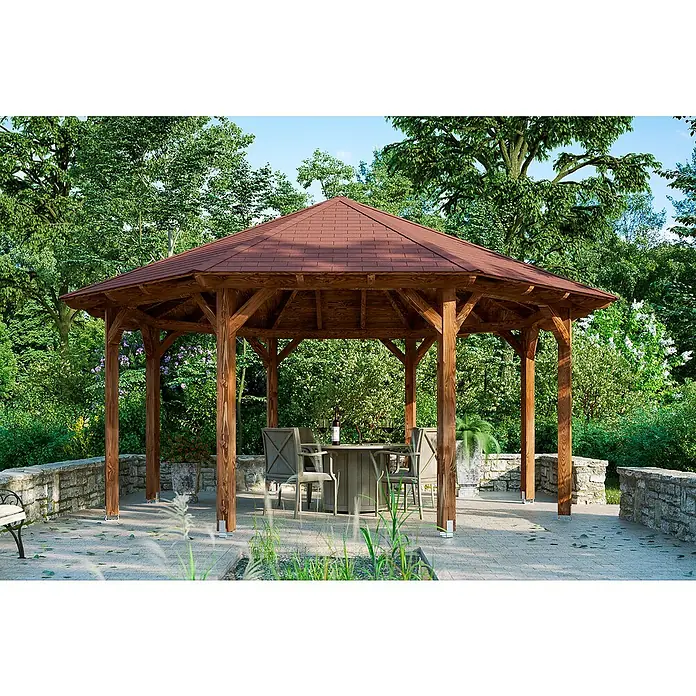 SKAN HOLZ Pavillon Lyon 3 - L x B: 557 x 557 cm, Nussbaum - Ein hölzerner Pavillon mit braunem Ziegeldach bietet Schatten über einem Esstisch mit Stühlen, umgeben von üppigem Grün in einem Garten.
