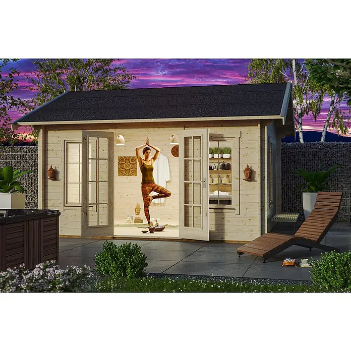 SKAN HOLZ Gartenhaus Montreal 1 - Außenmaß inkl. Dachüberstand (B x T): 500 x 380 cm, Holz, Natur, Dachschalung & Dachlattung - Ein helles Holzgartenhaus mit geöffneten Türen, in denen eine Frau Yoga macht, strahlt Ruhe und Entspannung aus. Ideal für Wellness im Freien.