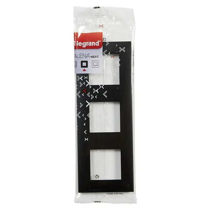Legrand Valena Next Marco - Negro/Cromo, Modelo de mecanismos: x 3, Plástico, Instalar - La imagen muestra un marco triple Legrand Alena Next en Dark Cromo, dentro de un embalaje de plástico transparente. El producto es elegante y moderno.