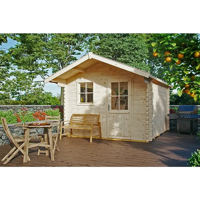 SKAN HOLZ Gartenhaus Narvik 2 - Außenmaß inkl. Dachüberstand (B x T): 340 x 400 cm, Holz, Natur - Ein helles Holzgartenhaus mit Fenster und Tür, vor einem Tisch, Stühlen und einem Grill auf einer Holzterrasse.
