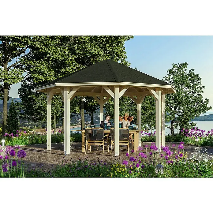 SKAN HOLZ Pavillon Nice 2 - L x B: 484 x 484 cm, Holz, Natur - Das Bild zeigt einen eleganten, hölzernen Pavillon mit einem dunklen Dach, umgeben von blühenden Blumen und Bäumen, der zum Verweilen einlädt.