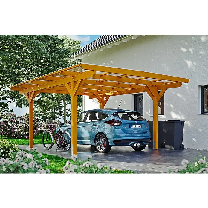SKAN HOLZ Carport Odenwald - Außenmaß inkl. Dachüberstand (B x T): 4,28 x 5,41 m, Einzelcarport, Eiche Hell - Das Bild zeigt ein Carport aus Holz mit einem blauen Auto darunter, das vor einem Haus parkt, umgeben von Grün.