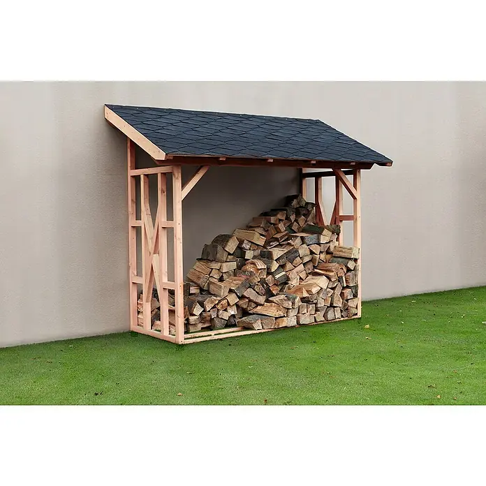 SKAN HOLZ Kaminholzregal Paul 2 - 290 x 126 x 243 cm, Holz, Natur - Ein Holzschuppen gefüllt mit Holzscheiten steht an einer Wand, umgeben von Rasen. Das Holz ist ordentlich gestapelt.