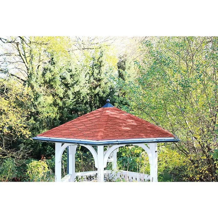 SKAN HOLZ Regenrinnen-Set - Stahl, Passend für: Skan Holz Pavillon Nancy 1 - Detailansicht eines weißen Gartenpavillons mit einem markanten roten Dach, eingebettet in eine üppige, grüne Gartenlandschaft.