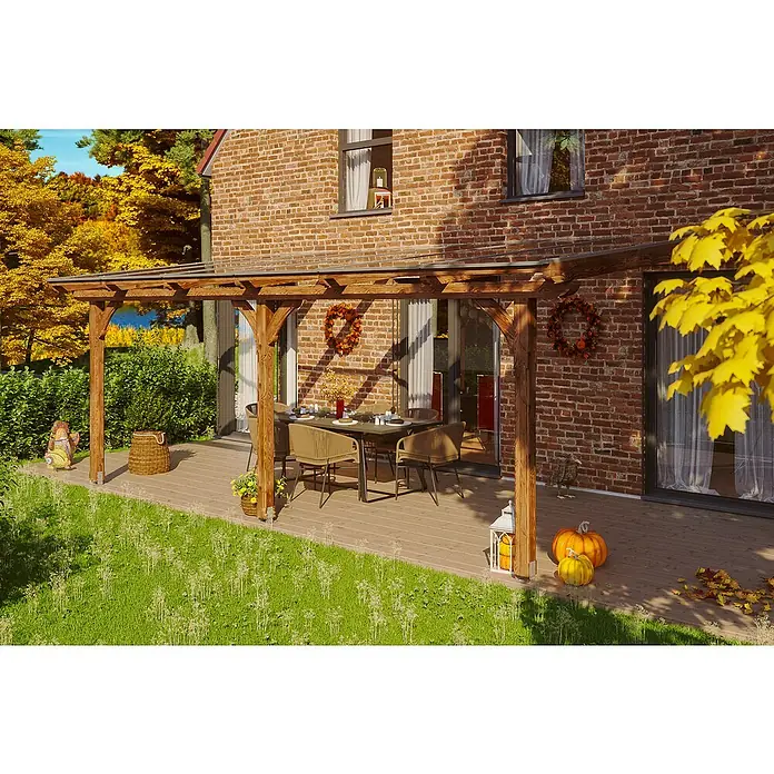 Skan Holz Terrassenüberdachung RiminiB x T: 648 x 250 cm, Nussbaum, Polycarbonat, Transparent - Eine einladende Terrasse mit einer stilvollen Pergola, die einen Essbereich im Freien beschattet und herbstliche Akzente setzt.
