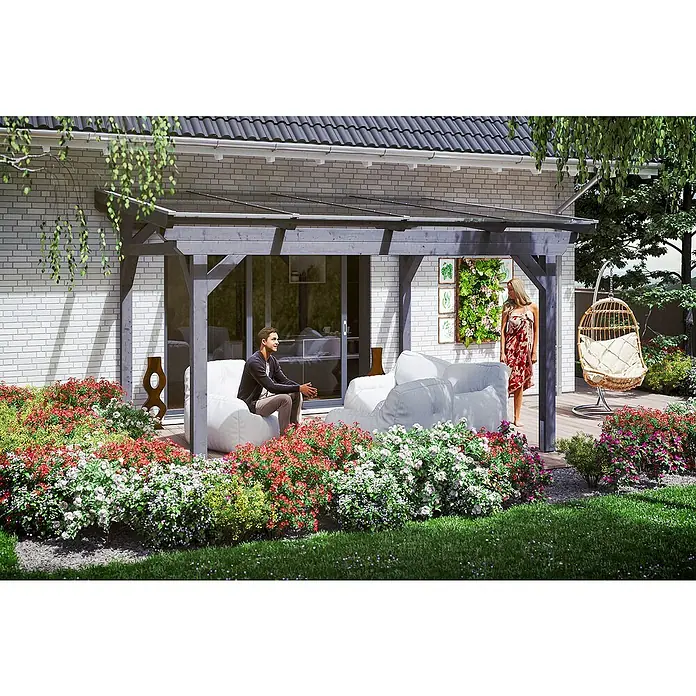 Skan Holz Terrassenüberdachung SanremoB x T: 434 x 250 cm, Schiefergrau, Fichtenholz - Überdachte Terrasse mit stilvollem Design. Der graue Holzrahmen passt gut zu den weißen Sitzmöbeln und der üppigen Blütenpracht.