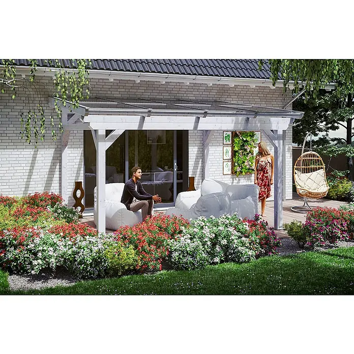 Skan Holz Terrassenüberdachung SanremoB x T: 434 x 250 cm, Weiß, Fichtenholz - Entspannende Atmosphäre im Garten mit weißer Pergola, bequemen Sitzsäcken und farbenfrohen Blumenbeeten, die zum Verweilen einladen.