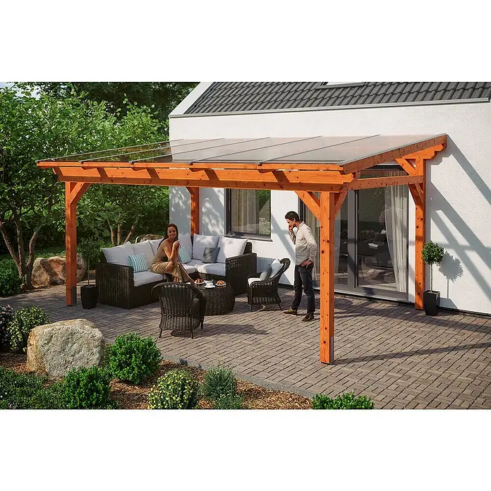 SKAN HOLZ Terrassenüberdachung Sanremo - B x T: 541 x 350 cm, Eiche Hell, Fichtenholz - Bild einer überdachten Holzterrasse mit stilvollen Gartenmöbeln, die zum Entspannen im Freien einlädt. Die Überdachung spendet Schatten.