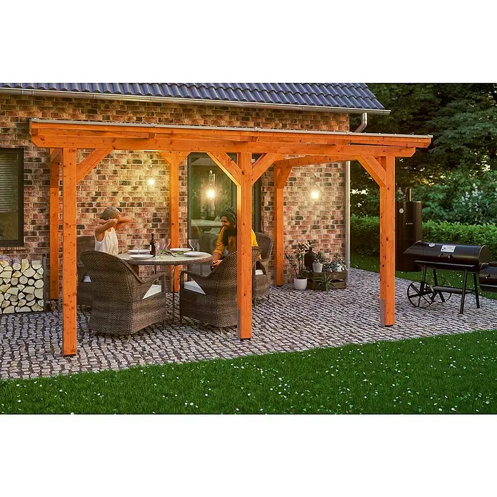 SKAN HOLZ Terrassenüberdachung Siena - B x T: 434 x 250 cm, Fichtenholz, Eiche Hell - Bild einer Holzpergola auf einer Terrasse mit Gartenmöbeln und Grill, die ein gemütliches Ambiente für Mahlzeiten im Freien bietet.