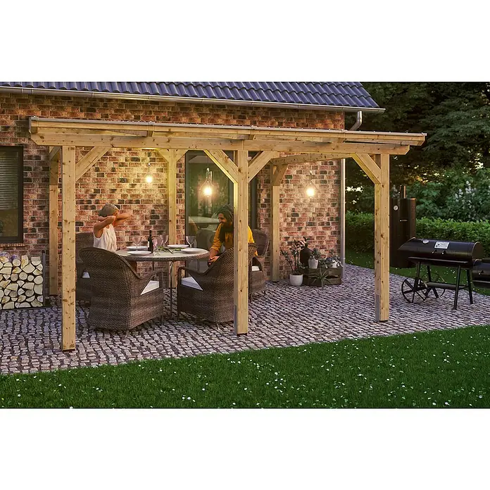 SKAN HOLZ Terrassenüberdachung Siena - B x T: 434 x 250 cm, Fichtenholz, Natur - Eine hölzerne Pergola mit zwei Personen beim Abendessen, beleuchtet von Glühbirnen, mit einem Grill im Hintergrund.