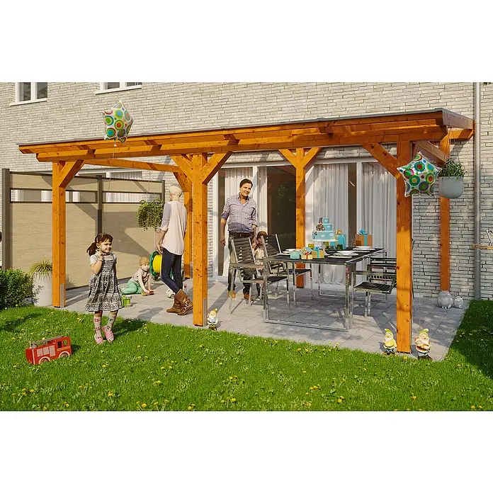 SKAN HOLZ Terrassenüberdachung Siena - B x T: 541 x 250 cm, Fichtenholz, Eiche Hell - Familienszene unter einer Holzpergola mit Tisch, Stühlen und Gartenzwergen auf einer sonnigen Terrasse.