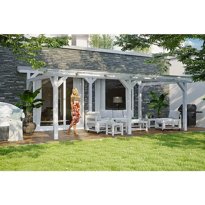 SKAN HOLZ Terrassenüberdachung Siena - B x T: 648 x 400 cm, Fichtenholz, Weiß - Einladende Außenansicht mit einer stilvollen weißen Holzpergola, die eine moderne Sitzgruppe und einen Grillplatz harmonisch verbindet.