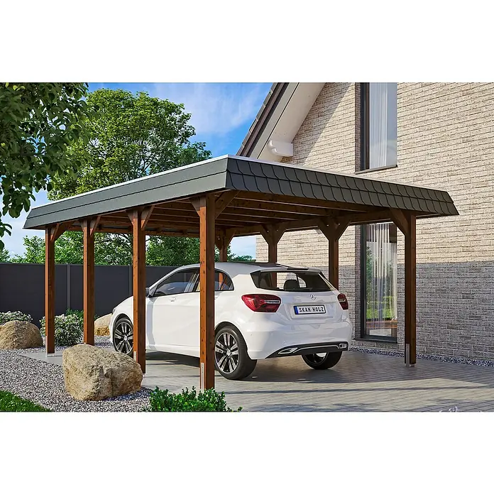 SKAN HOLZ Carport Spreewald - Außenmaß inkl. Dachüberstand (B x T): 3,96 x 5,89 m, Einzelcarport, Nussbaum, Farbe Dach: Aluminium, Dachschalung mit EPDM-Folie - Ein moderner Carport aus Holz mit dunklem Dach schützt ein weißes Auto vor den Elementen und bietet stilvollen Unterstand.