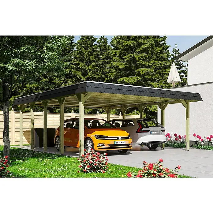 SKAN HOLZ Carport Spreewald - Außenmaß inkl. Dachüberstand (B x T): 5,85 x 7,41 m, Doppelcarport, Grün, Farbe Dach: Aluminium, Aluminium-Dachplatten - Ein Carport mit zwei geparkten Autos darunter, umgeben von Bäumen und Sträuchern. Das Carport hat ein dunkles, schindelgedecktes Dach.