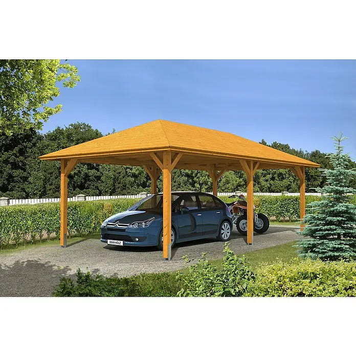 Skan Holz Carport TaunusAußenmaß inkl. Dachüberstand (B x T): 4,39 x 7,86 m, Einzelcarport, Eiche Hell - Ein Carport aus Holz mit einem Auto und einem Quad darunter, umgeben von Grün. Der Holzcarport bietet Schutz vor Witterungseinflüssen.
