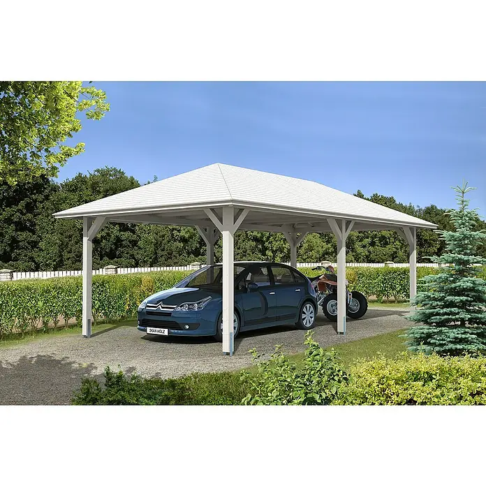 Skan Holz Carport TaunusAußenmaß inkl. Dachüberstand (B x T): 4,39 x 7,86 m, Einzelcarport, Weiß - Ein weißes Carport schützt ein blaues Auto und ein Quad vor den Elementen, umgeben von üppigem Grün.