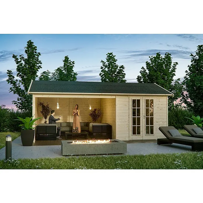 SKAN HOLZ Gartenhaus Tilburg - Außenmaß inkl. Dachüberstand (B x T): 653 x 420 cm, Holz, Natur - Eine idyllische Szene mit einem Gartenhaus, einer Feuerstelle und entspannten Menschen, die das Ambiente genießen.