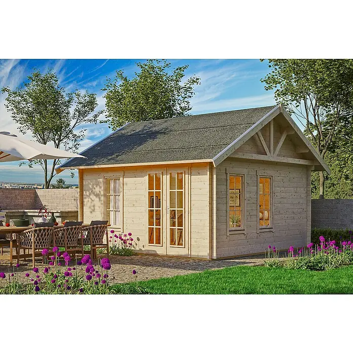 Skan Holz Gartenhaus Toronto 1Außenmaß inkl. Dachüberstand (B x T): 500 x 500 cm, Holz, Natur, 17,64 m², Dachschalung & Dachlattung - Ein helles Holzgartenhaus mit grauen Dachziegeln und Fenstern umgeben von Grün.