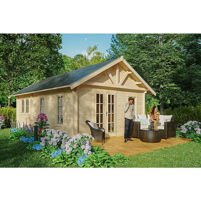 Skan Holz Gartenhaus Toronto 4Außenmaß inkl. Dachüberstand (B x T): 500 x 740 cm, Holz, Natur, 27,72 m², 1 Lage Dachschalung - Einladender Holzgartenhaus-Szene mit zwei Personen auf der Terrasse, umgeben von üppigem Grün und bunten Blumenbeeten.