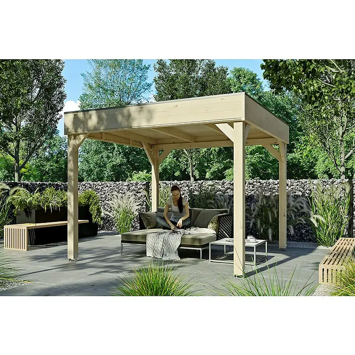 SKAN HOLZ Pavillon Toulouse - B x T: 302 x 302 cm, Holz, Natur - Einladender Außenbereich mit einer modernen Holzpergola, unter der eine Frau auf einem Sofa entspannt. Perfekt für stilvolle Gartengestaltung.