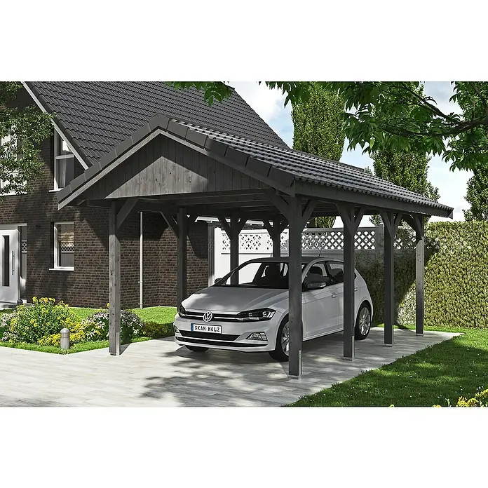 SKAN HOLZ Carport Wallgau - Außenmaß inkl. Dachüberstand (B x T): 3,8 x 6 m, Einzelcarport, Schiefergrau, Dachlatten zur Eindeckung mit Dachziegeln - Ein modernes Carport aus Holz bietet Schutz für ein weißes Auto, umgeben von gepflegtem Grün. Der Carport fügt sich nahtlos in die Umgebung ein.