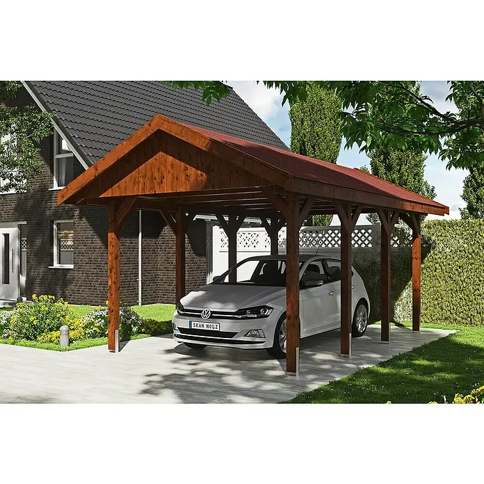 SKAN HOLZ Carport Wallgau - Außenmaß inkl. Dachüberstand (B x T): 3,8 x 6 m, Einzelcarport, Nussbaum, Farbe Dach: Rot, Materialspezifizierung Dach: Fichte, Bitumen - Ein Carport aus Holz mit rotem Dach schützt ein weißes Auto. Der Carport bietet Schutz vor Wettereinflüssen und fügt sich gut in den Garten ein.