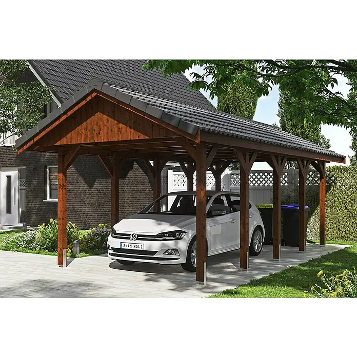 SKAN HOLZ Carport Wallgau - Außenmaß inkl. Dachüberstand (B x T): 3,8 x 7,5 m, Einzelcarport, Nussbaum - Carport aus Holz mit Ziegeldach, unter dem ein weißes Auto parkt, umgeben von Grünflächen.