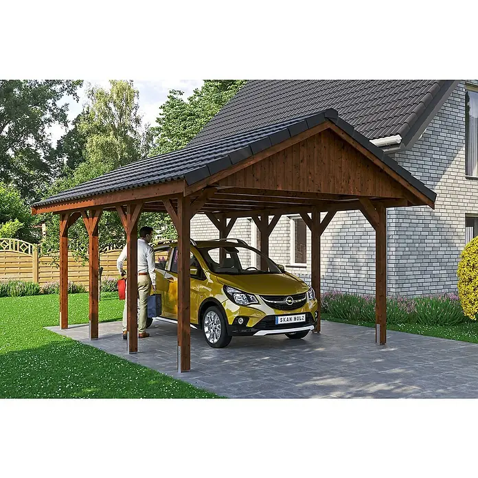 SKAN HOLZ Carport Wallgau - Außenmaß inkl. Dachüberstand (B x T): 4,3 x 6 m, Einzelcarport, Nussbaum, Dachlatten zur Eindeckung mit Dachziegeln - Ein Carport aus Holz mit einem gelben Auto darunter, ein Mann steigt ein. Der Carport bietet Schutz vor Witterungseinflüssen für das Fahrzeug.