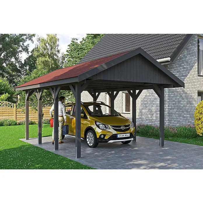 SKAN HOLZ Carport Wallgau - Außenmaß inkl. Dachüberstand (B x T): 4,3 x 6 m, Einzelcarport, Schiefergrau, Rote Bitumenschindeln - Ein gelbes Auto parkt unter einem Holzcarport mit rotem Dach, das Schutz vor den Elementen bietet. Der Carport ist eine ideale Ergänzung für jedes Zuhause.