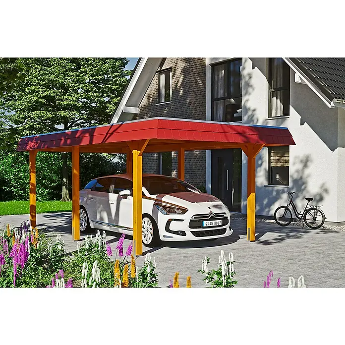 Skan Holz Carport Wendland3,62 x 6,28 m, Einzelcarport, Eiche Hell, Farbe Dach: Rot, Aluminium-Dachplatten - Carport mit rotem Dach und einem darunter geparkten weißen Auto, umgeben von Blumen.