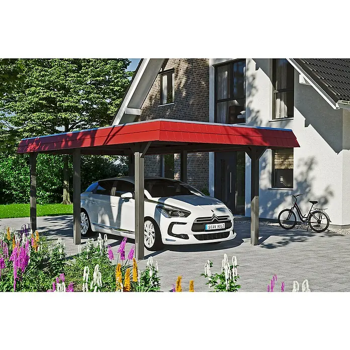 Skan Holz Carport Wendland3,62 x 6,28 m, Einzelcarport, Schiefergrau, Farbe Dach: Rot, Dachschalung mit EPDM-Folie - Ein Carport mit rotem Dach schützt ein weißes Auto vor dem Haus, während ein Fahrrad daneben steht. Schöne Blumen im Vordergrund.