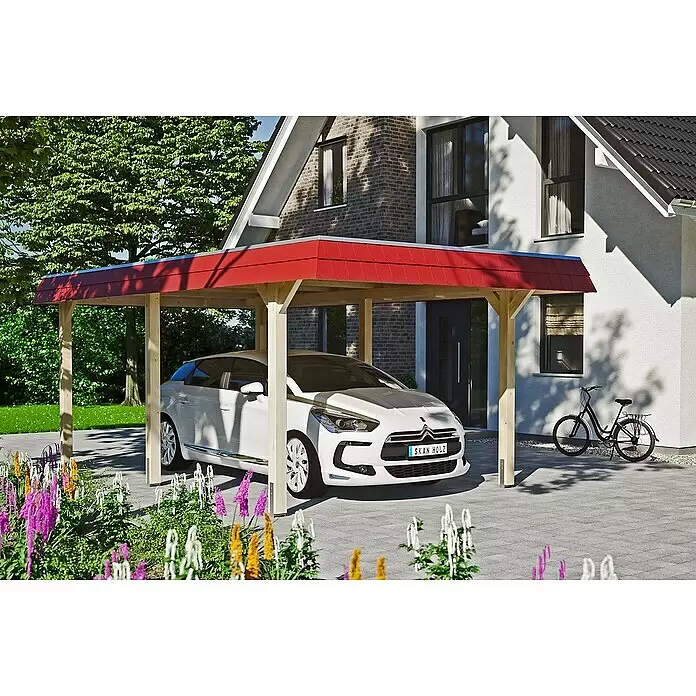 SKAN HOLZ Carport Wendland - 3,62 x 6,28 m, Einzelcarport, Natur, Farbe Dach: Rot, Dachschalung mit EPDM-Folie - Hölzerner Carport mit rotem Ziegeldach, schützt ein weißes Auto vor einem modernen Haus, mit Blumen im Vordergrund.
