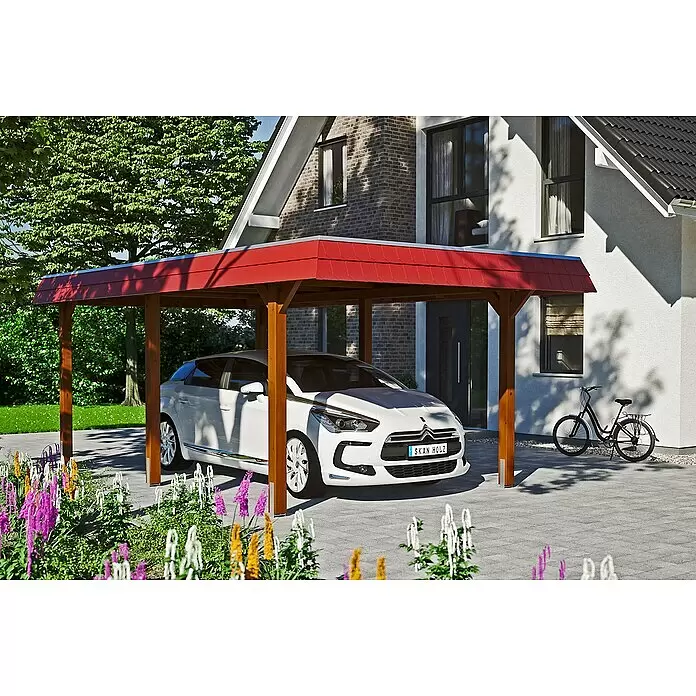 SKAN HOLZ Carport Wendland - 3,62 x 6,28 m, Einzelcarport, Nussbaum, Farbe Dach: Rot, Dachschalung mit EPDM-Folie - Rotgedeckter Holzcarport schützt ein weißes Auto vor einem modernen Haus. Bietet Wetterschutz für Fahrzeuge.