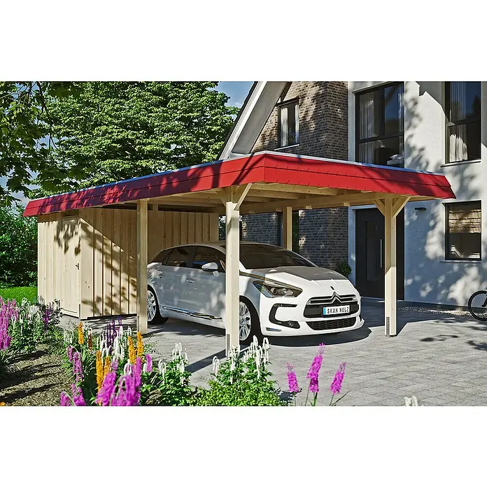 SKAN HOLZ Carport Wendland - Außenmaß inkl. Dachüberstand (B x T): 3,62 x 8,7 m, Einzelcarport, Natur, Farbe Dach: Rot, Materialspezifizierung Dach: Aluminium-Dachplatten, Mit Abstellraum - Das Bild zeigt ein Carport mit einem roten Dach, das an ein modernes Haus angebaut ist. Ein weißes Auto parkt im Carport.