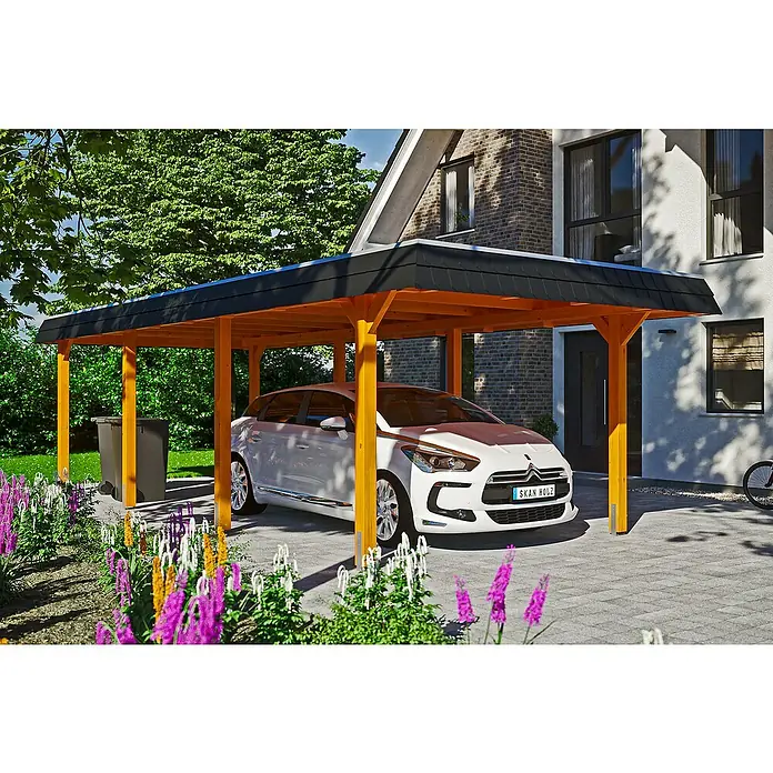 SKAN HOLZ Carport Wendland - Außenmaß inkl. Dachüberstand (B x T): 3,62 x 8,7 m, Einzelcarport, Eiche Hell, Farbe Dach: Anthrazit, Aluminium-Dachplatten - Ein modernes Carport aus Holz mit dunklem Dach schützt ein weißes Auto vor den Elementen und fügt sich nahtlos in die Hausarchitektur ein.