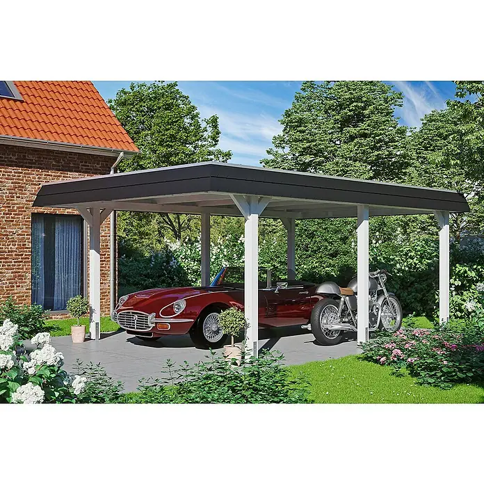 SKAN HOLZ Carport Wendland - Außenmaß inkl. Dachüberstand (B x T): 4,09 x 6,28 m, Einzelcarport, Weiß, Farbe Dach: Anthrazit, Materialspezifizierung Dach: Aluminium - Carport-Szene mit Oldtimer-Auto und Motorrad darunter, umgeben von üppigem Grün, bietet eine stilvolle und praktische Überdachungslösung.