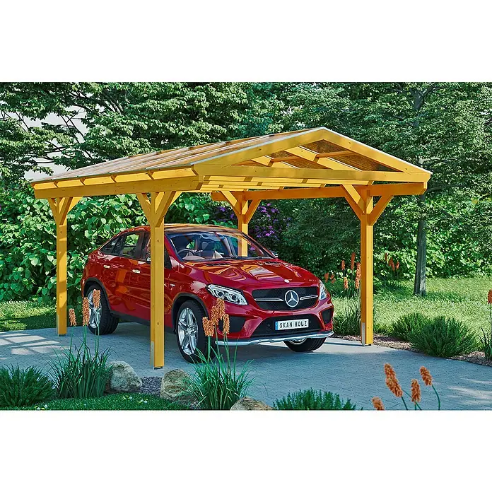 SKAN HOLZ Carport Westerwald - Außenmaß inkl. Dachüberstand (B x T): 3,62 x 5,41 m, Einzelcarport, Eiche Hell - Ein rotes Auto parkt unter einem gelben Holzcarport von SKAN HOLZ, umgeben von grüner Vegetation.