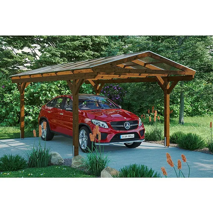 Skan Holz Carport WesterwaldAußenmaß inkl. Dachüberstand (B x T): 3,62 x 6,48 m, Einzelcarport, Nussbaum - Das Bild zeigt einen Carport aus Holz mit einem roten Auto darunter, eingebettet in eine grüne Gartenlandschaft.