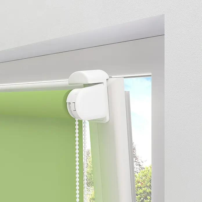 Expo Ambiente Rollo Mini - B x H: 60 x 150 cm, Grün, Uni, Tageslichtdurchlässig - Nahaufnahme einer grünen Rolljalousie mit weißem Rollo-Mechanismus in einem weißen Fensterrahmen.
