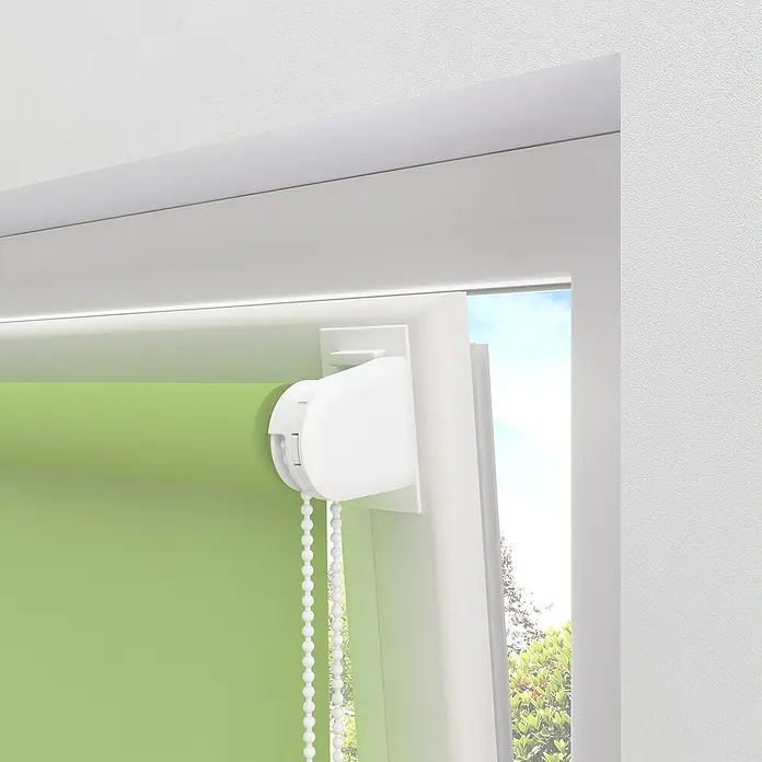 Expo Ambiente Rollo Mini - B x H: 120 x 150 cm, Grün, Uni, Tageslichtdurchlässig - Nahaufnahme eines grünen Rollos mit weißem Kettenzug in einem modernen, hellen Raum, das Licht und Privatsphäre reguliert.