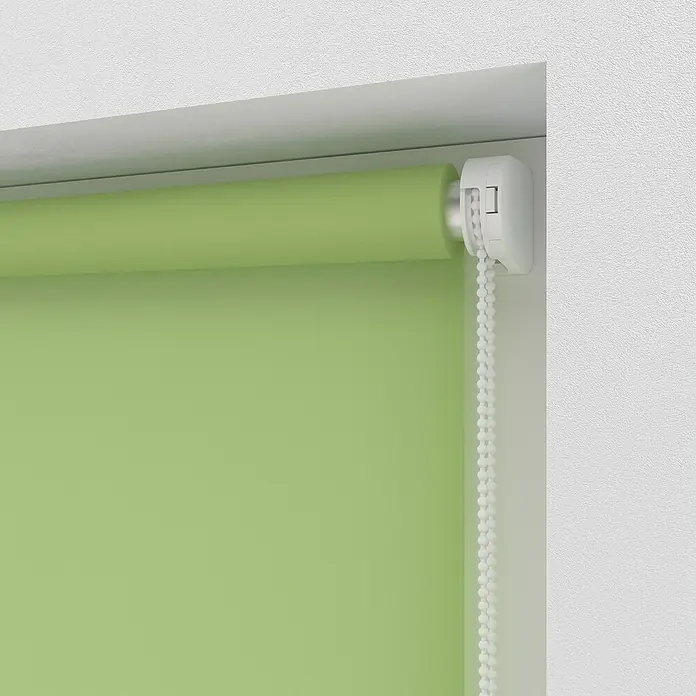 Expo Ambiente Rollo Mini - B x H: 60 x 150 cm, Grün, Uni, Tageslichtdurchlässig - Nahaufnahme eines grünen Rollos mit weißem Kettenzug vor einer weißen Wand, das für ein modernes Raumambiente sorgt.