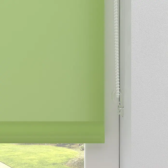Expo Ambiente Rollo Mini - B x H: 100 x 150 cm, Grün, Uni, Tageslichtdurchlässig - Nahaufnahme eines grünen Rollos am Fenster mit Bedienkette, das natürliches Licht hereinlässt und Privatsphäre bietet.